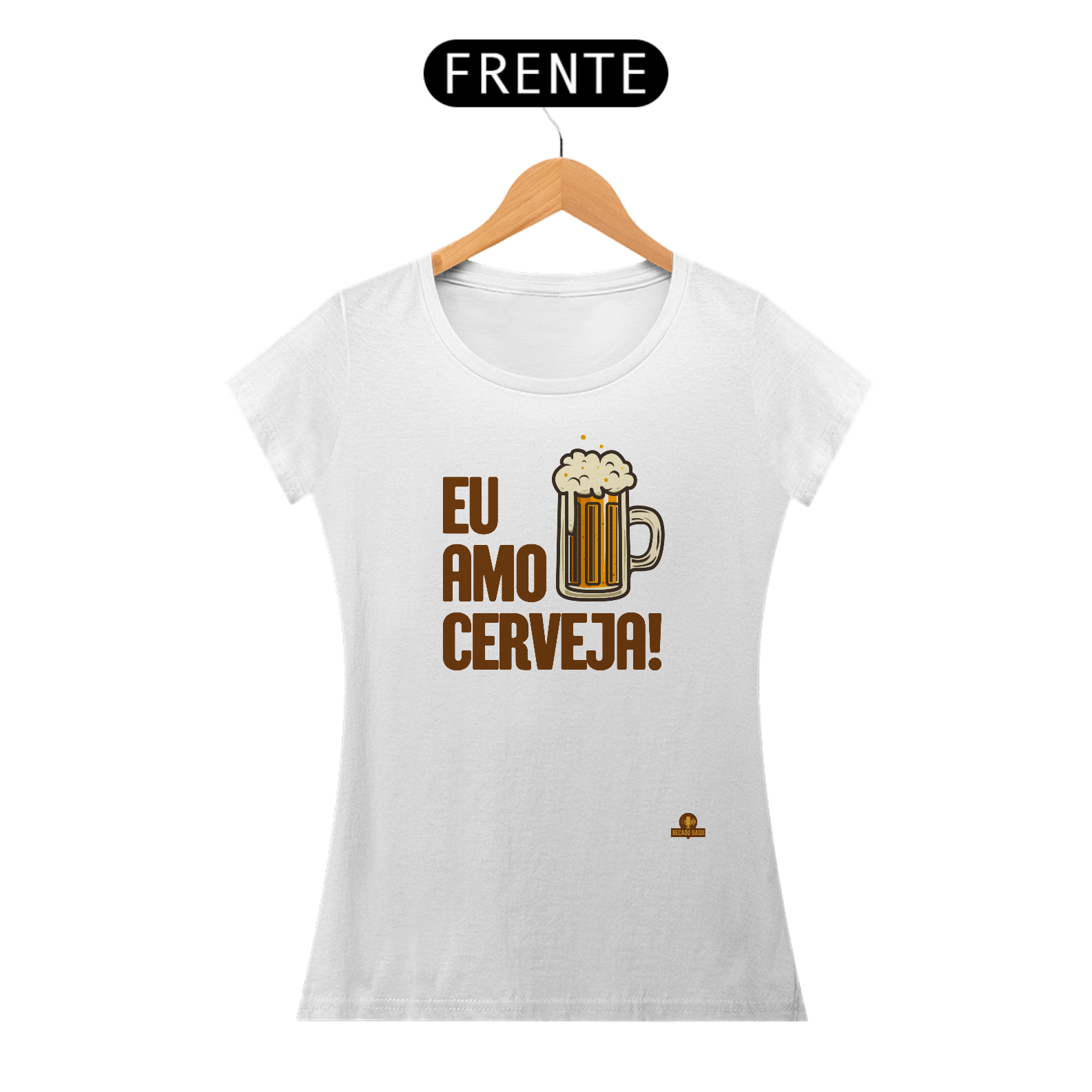 Camiseta feminina com a frase Eu Amo Cerveja e imagem de uma bela caneca de Chopp.