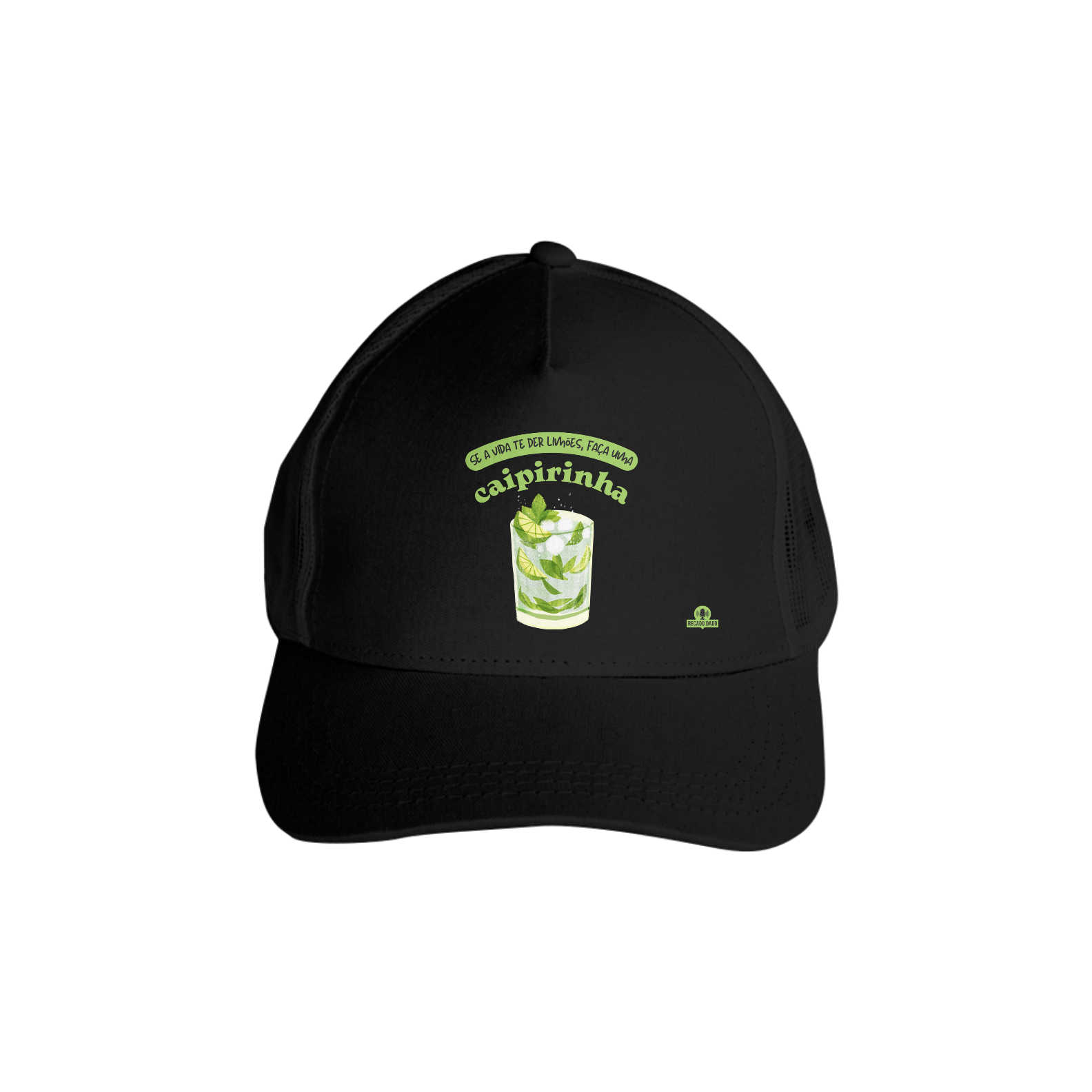 Boné aba curva de barman com estampa do tradicional drink brasileiro: caipirinha, e frase 