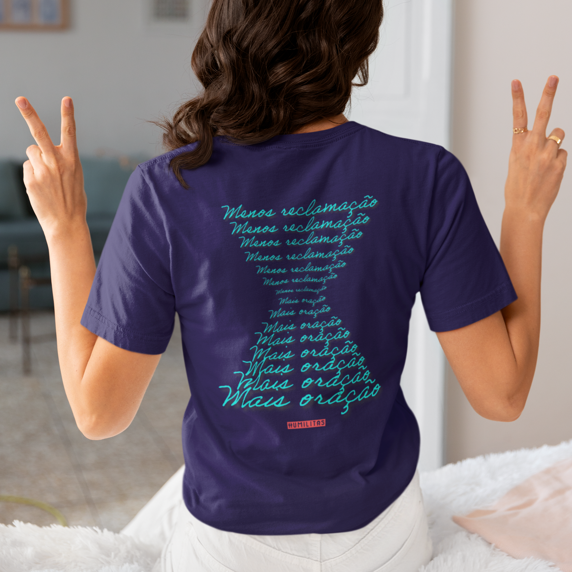 T-Shirt Baby Long  Humilitas Cloth: Menos reclamação, mais oração 2 | Coleção Fé em Estilo (Estampa Costas)