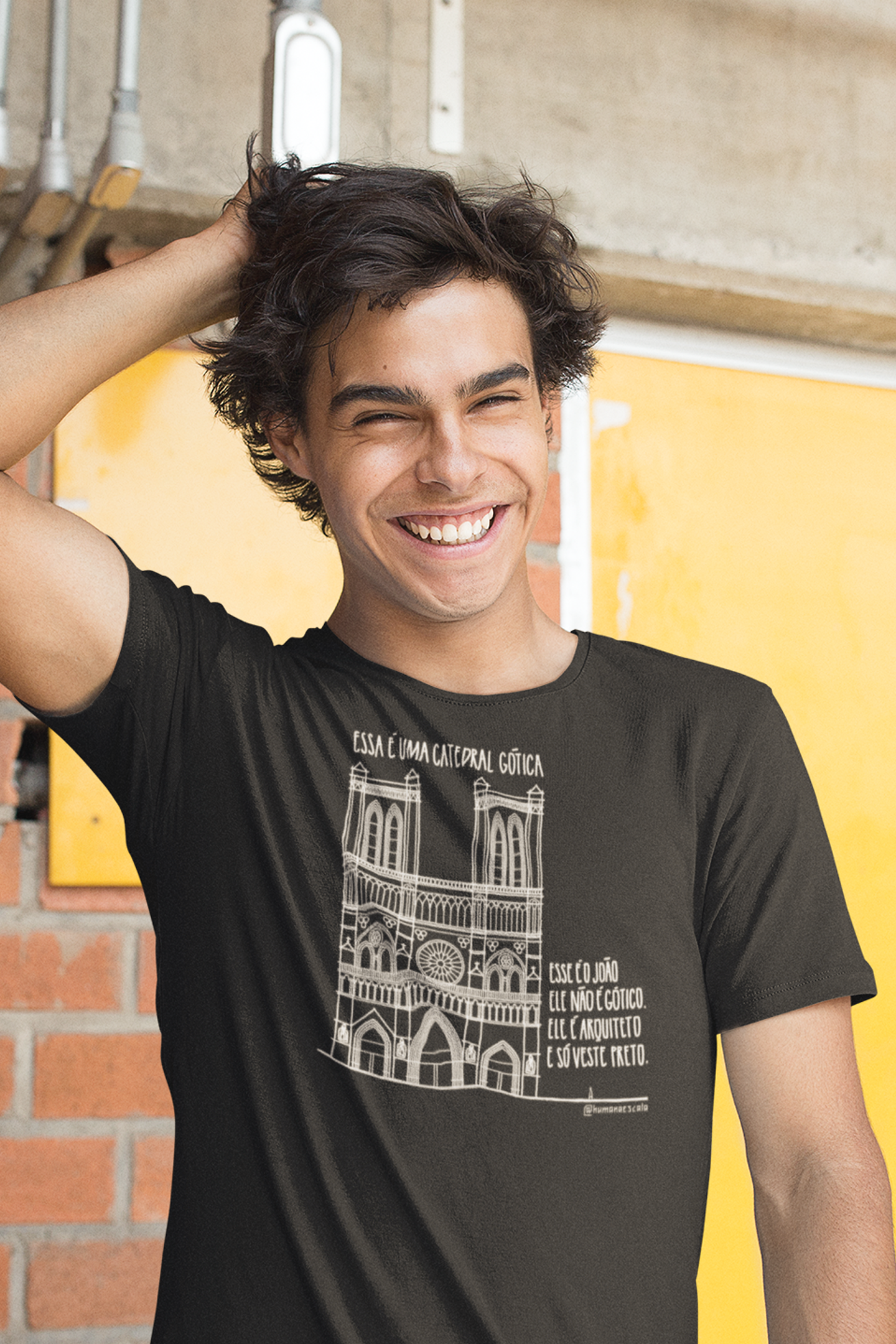 Camiseta Unissex Preta - Essa é uma catedral gótica