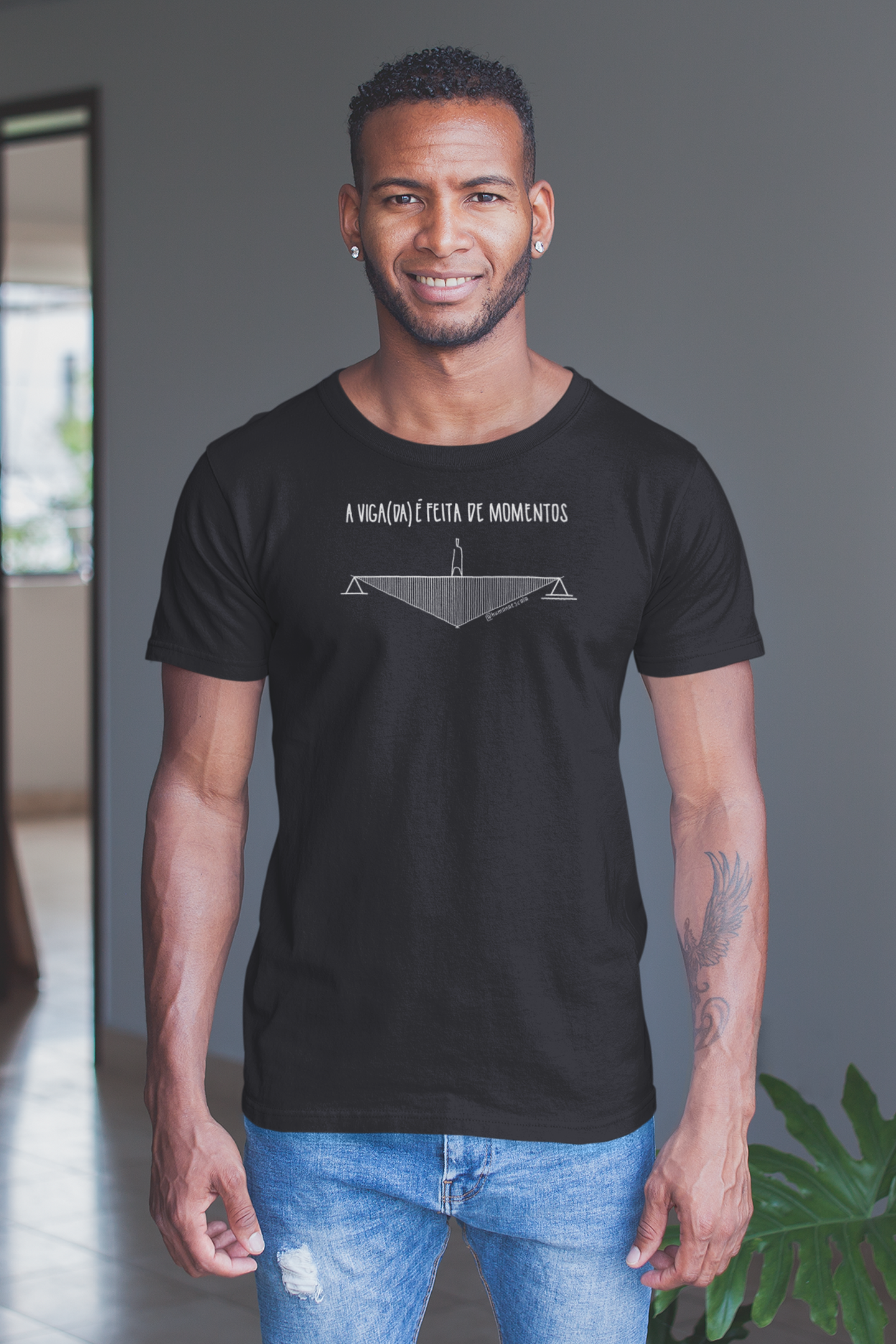 Camiseta Unissex Preta - A viga(da) é feita de momentos