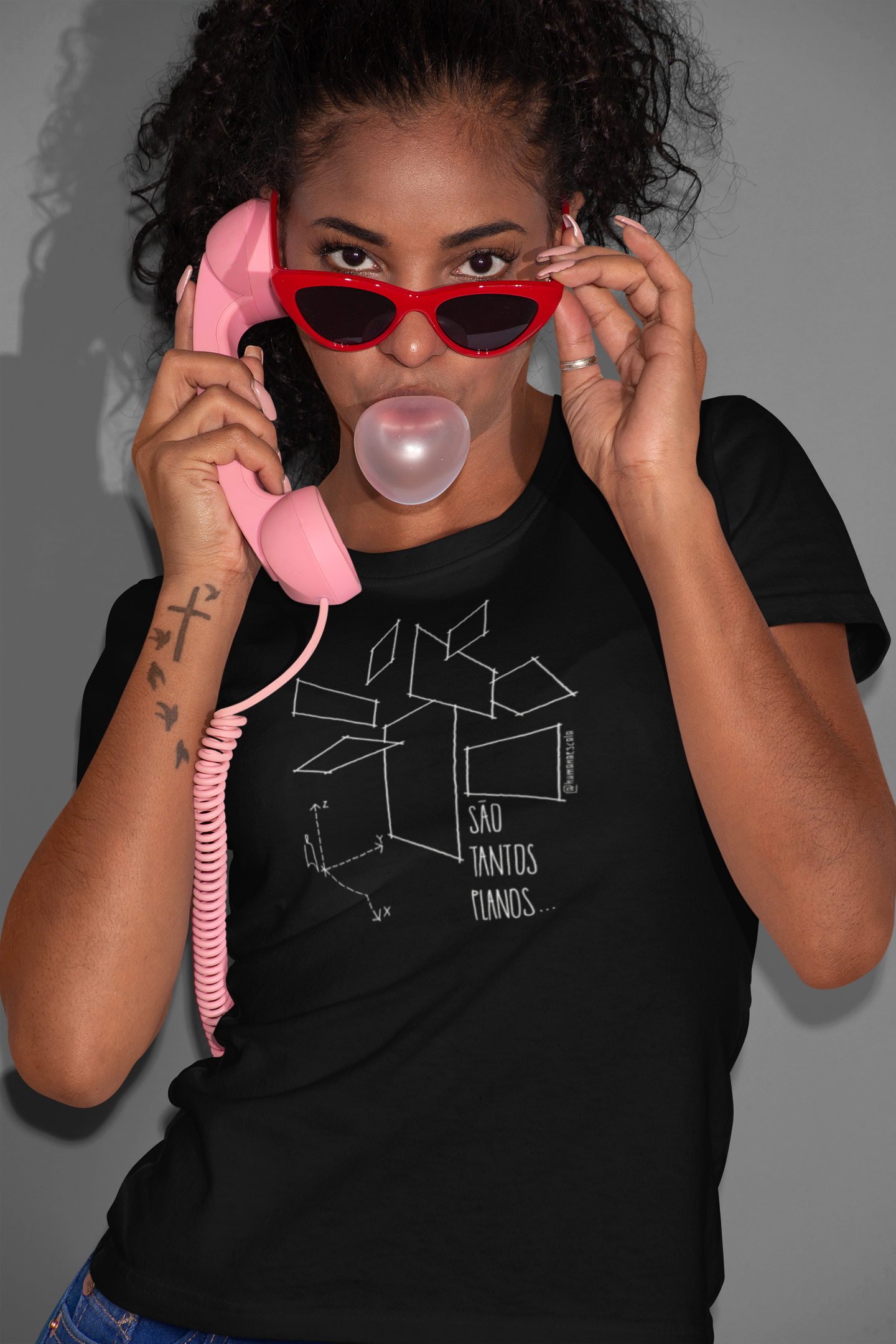 Camiseta Feminina Preta - São tantos planos