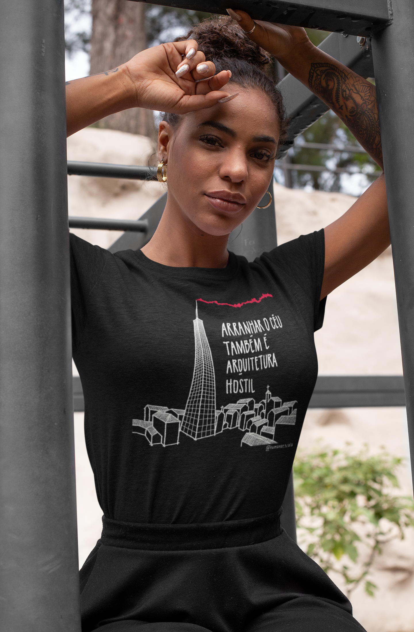 Camiseta Feminina Preta - Arquitetura Hostil