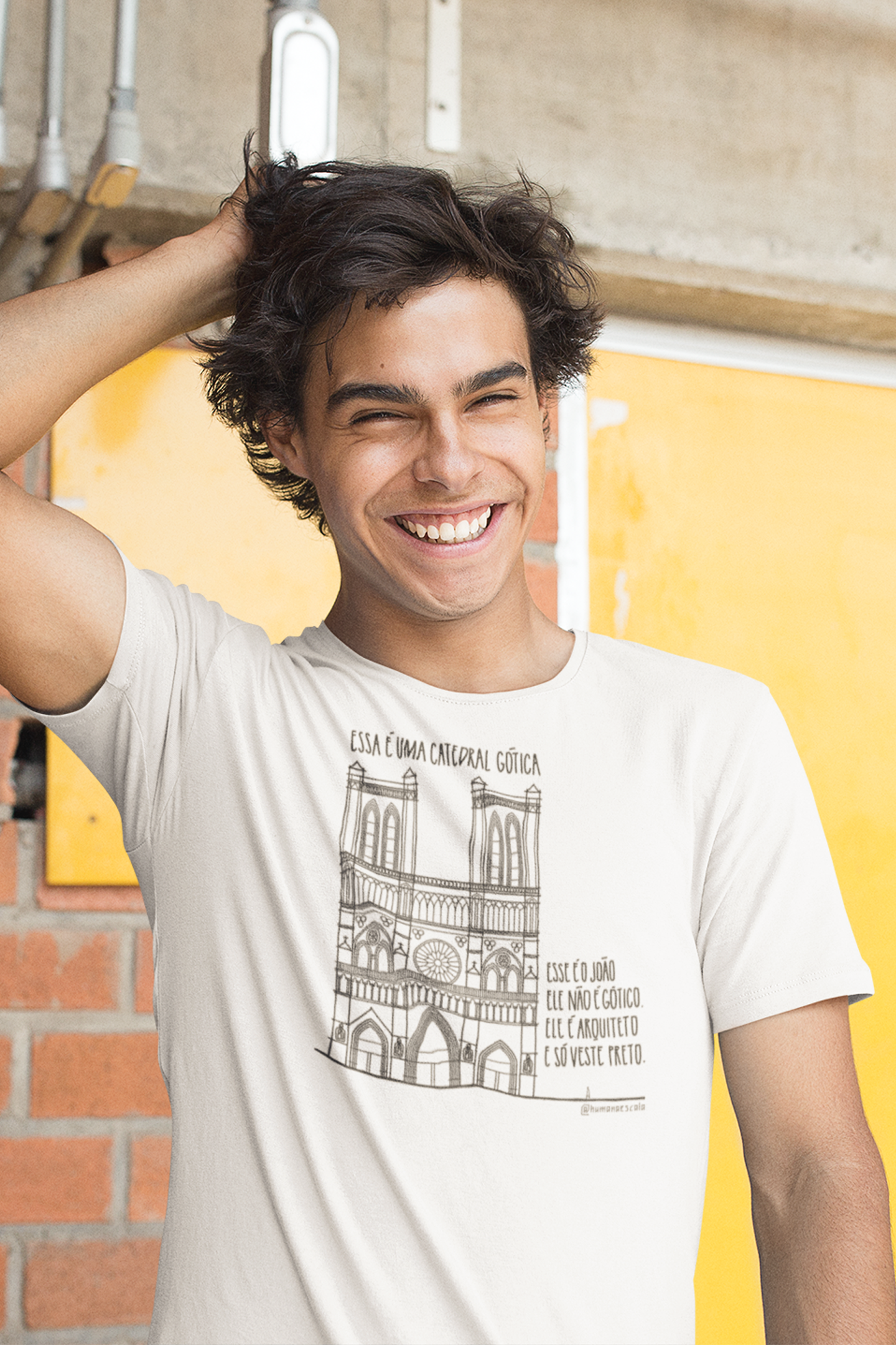 Camiseta Unissex Branca - Essa é uma catedral gótica